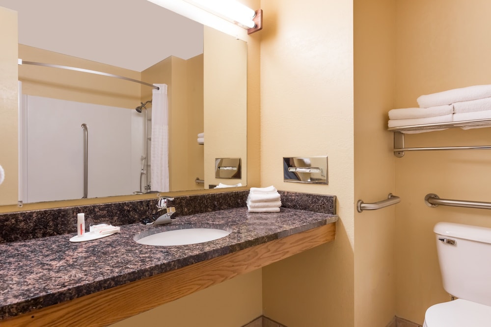Standard Room, 1 Queen Bed, Accessible - Photo 5