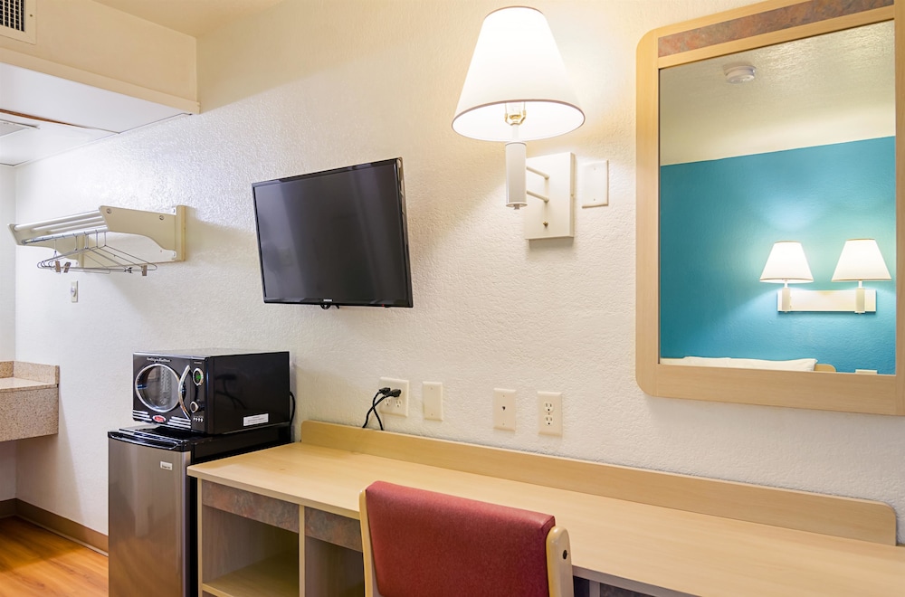 Standard Room, 1 Queen Bed, Non Smoking, Refrigerator & Microwave photo 3