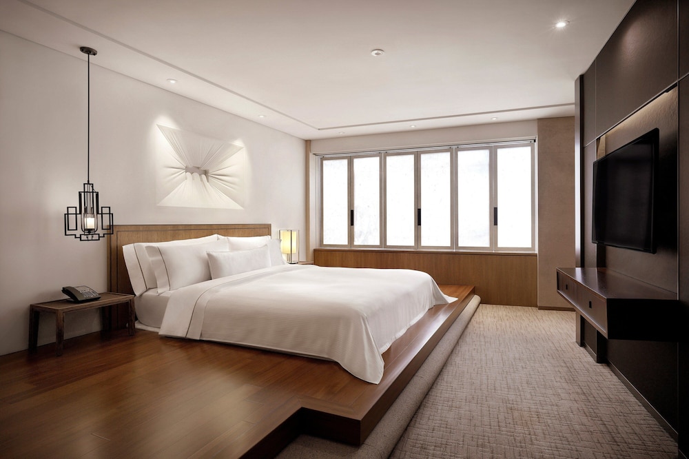 Club Suite, 1 King Bed, City View photo 3