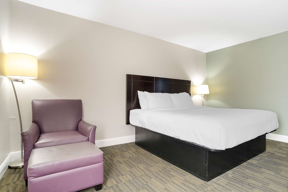 Standard Room, 1 King Bed, Accessible, Non Smoking - Photo 2