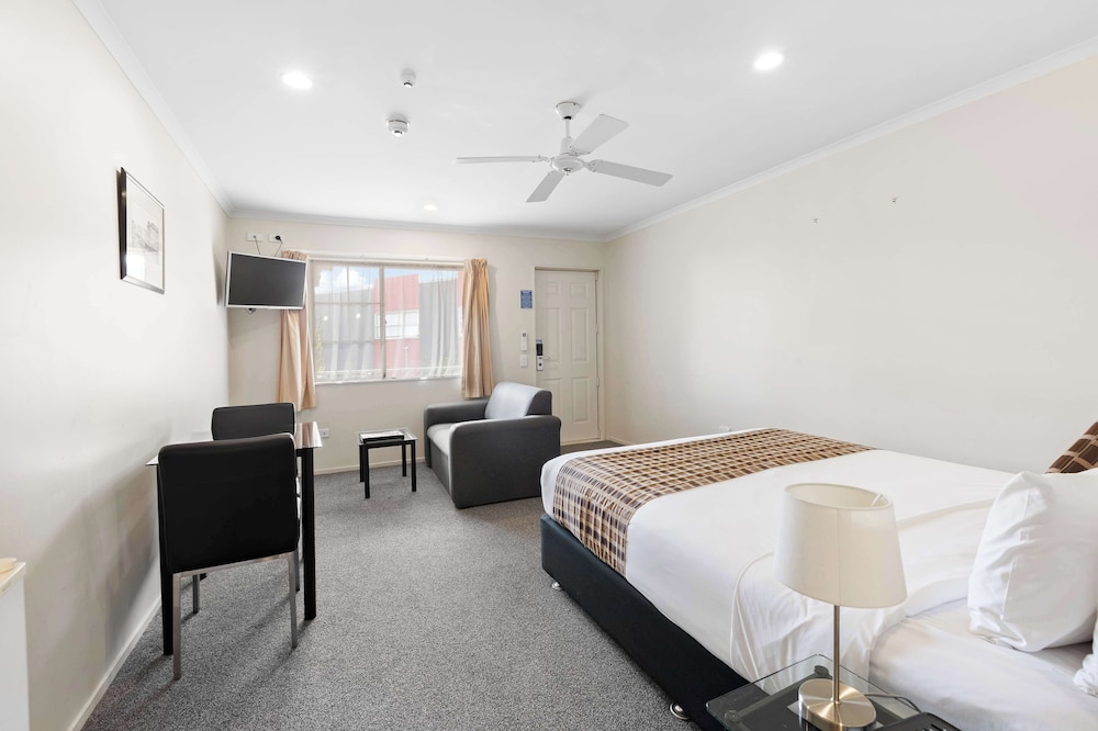 Deluxe Studio, 1 Queen Bed, Non Smoking, Kitchenette thumbnail 5