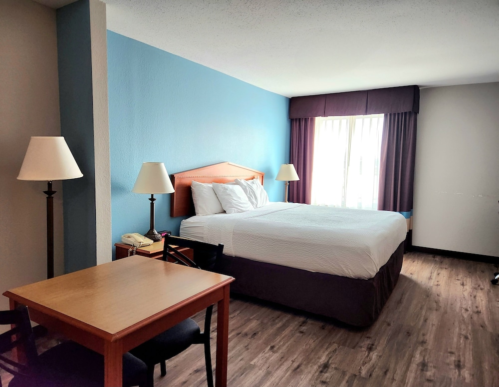 Suite, 1 King Bed, Non Smoking, Jetted Tub - Photo 2