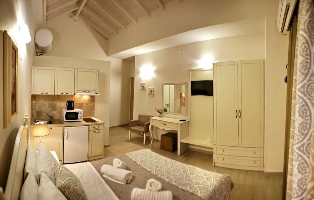 Basic Studio, 1 Double Bed, Kitchen, Courtyard View