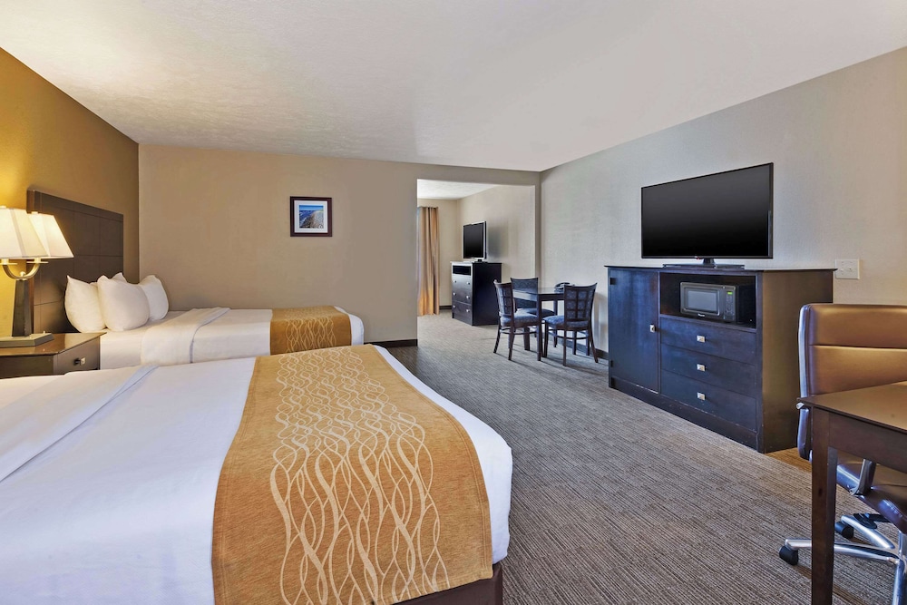 Suite, Multiple Beds, Non Smoking, Refrigerator & Microwave - Photo 2