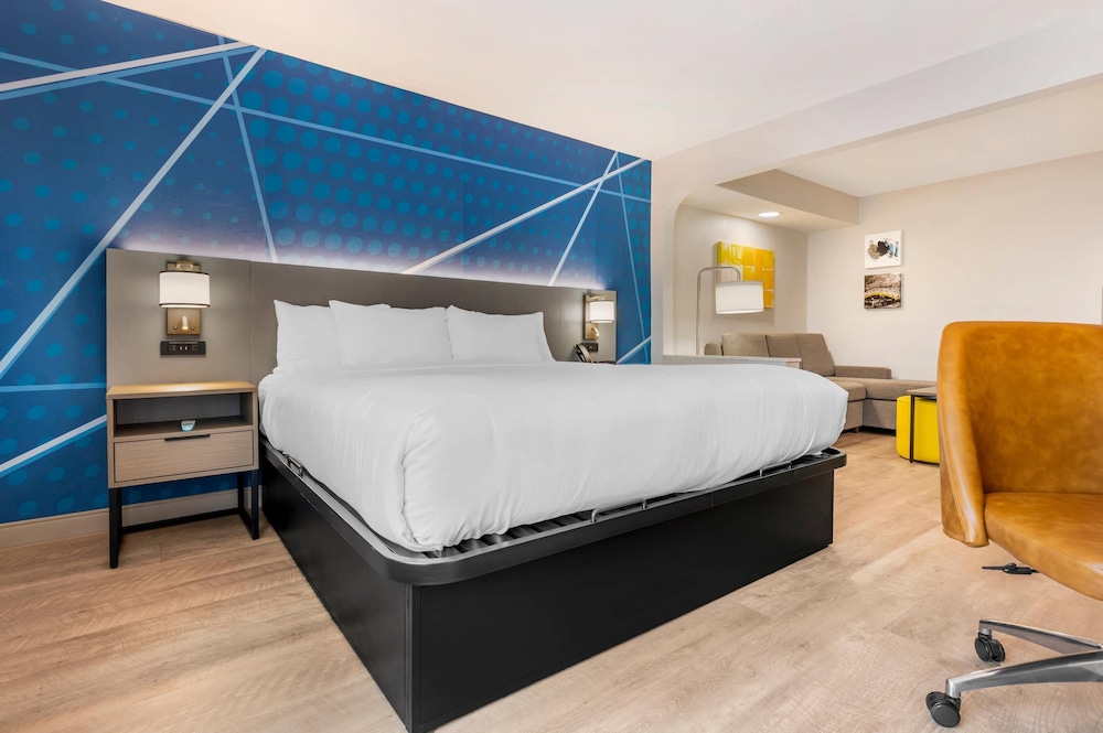 Suite, 1 King Bed, Accessible, Non Smoking - Photo 3
