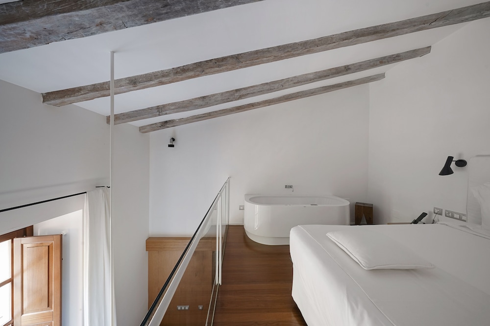 Deluxe Duplex, Bathtub - Photo 4