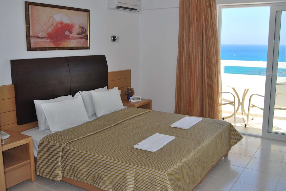 Standard Double or Twin Room, Partial Sea View photo 2