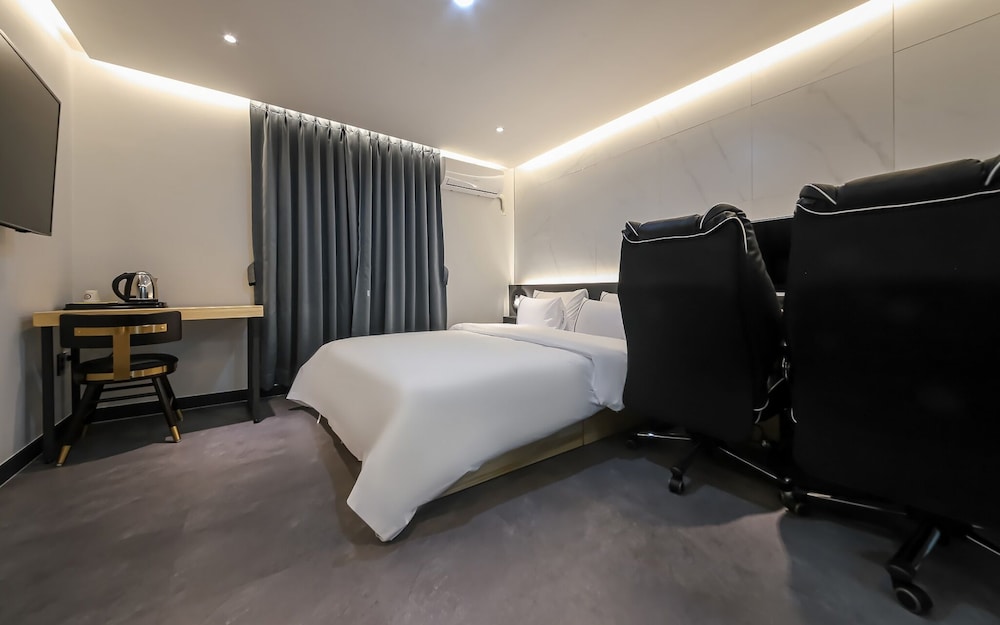 Room (High-spec couple PC room (Netflix vie)
