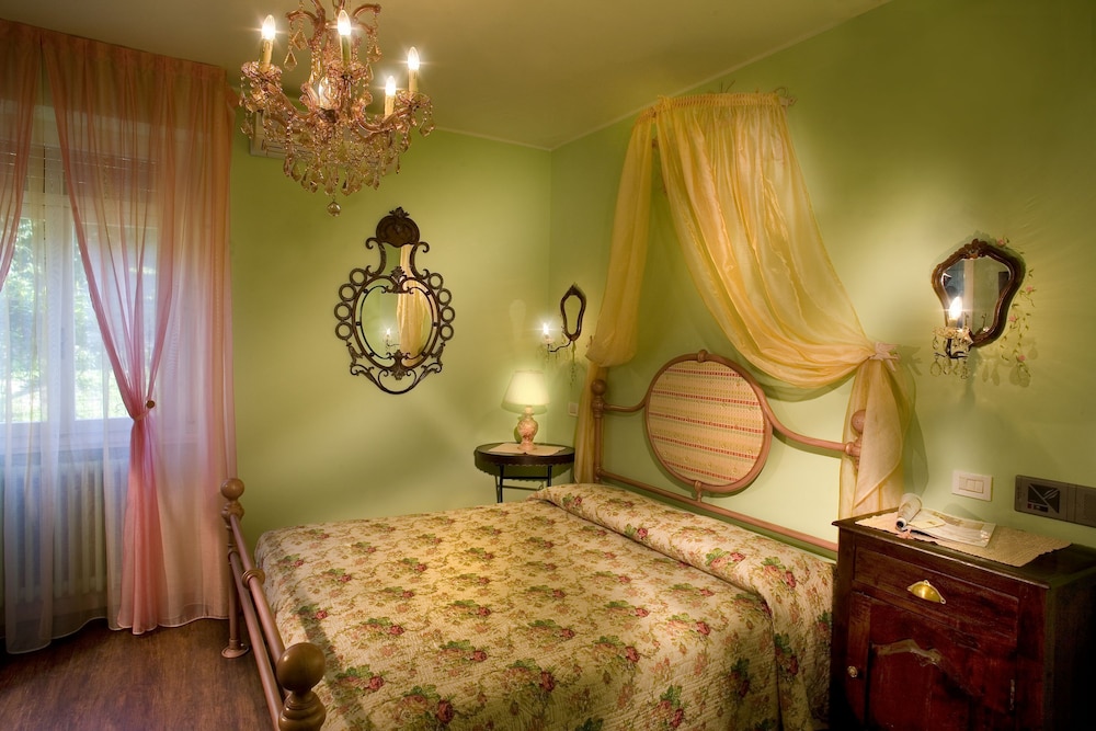 Basic Double or Twin Room (No Balcony) photo 2