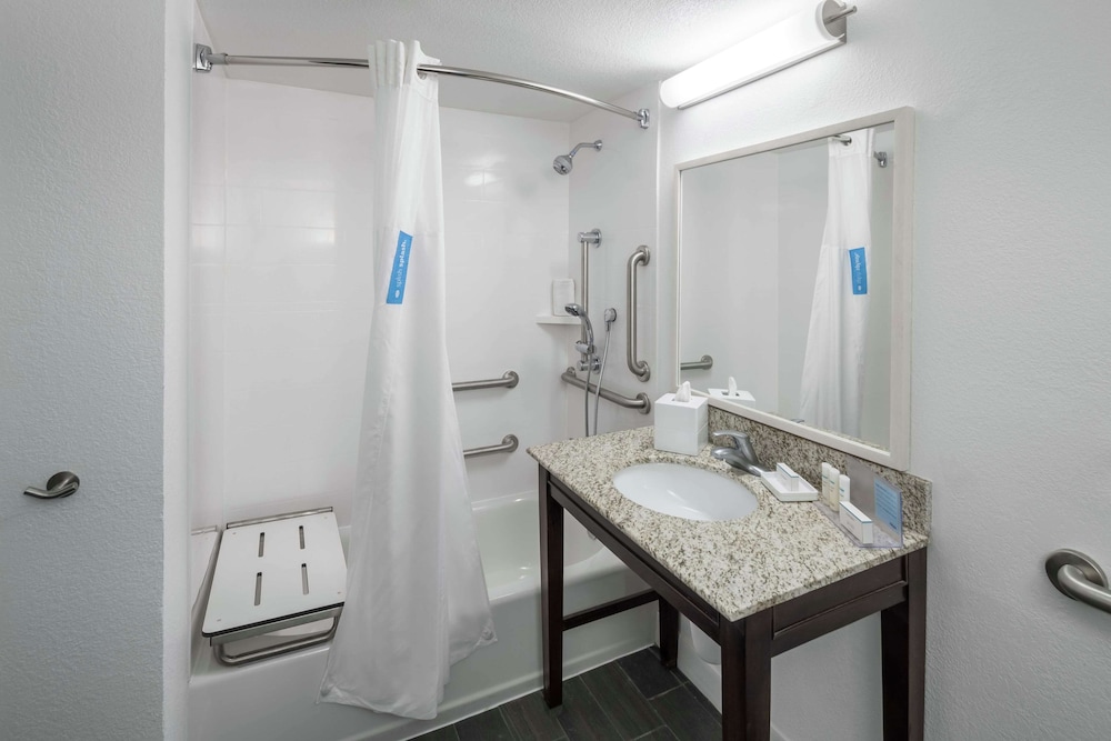 Room, 1 King Bed, Accessible, Bathtub - Photo 2