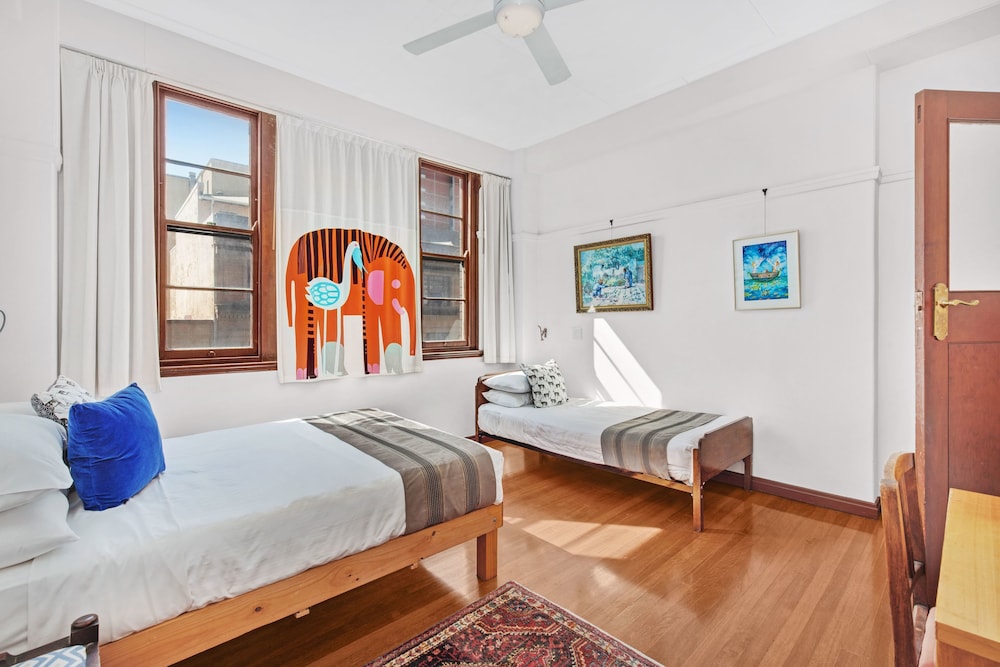 City Apartment, 2 Bedrooms photo 2