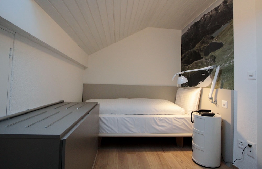 Penthouse, 1 Twin Bed