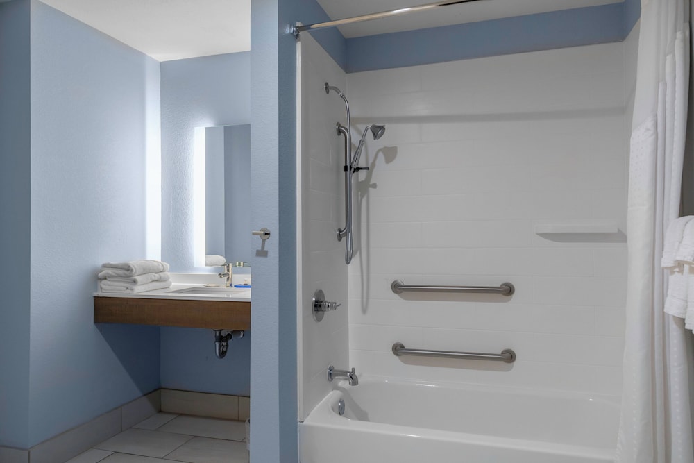 Standard Room, 2 Queen Beds, Accessible, Non Smoking (Communications) - Photo 7