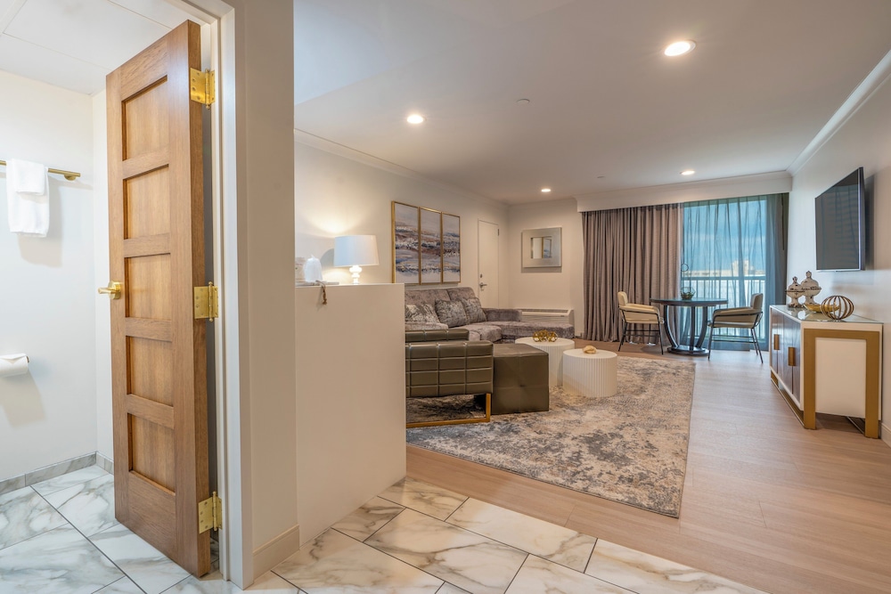 Suite, 1 Bedroom - Photo 1