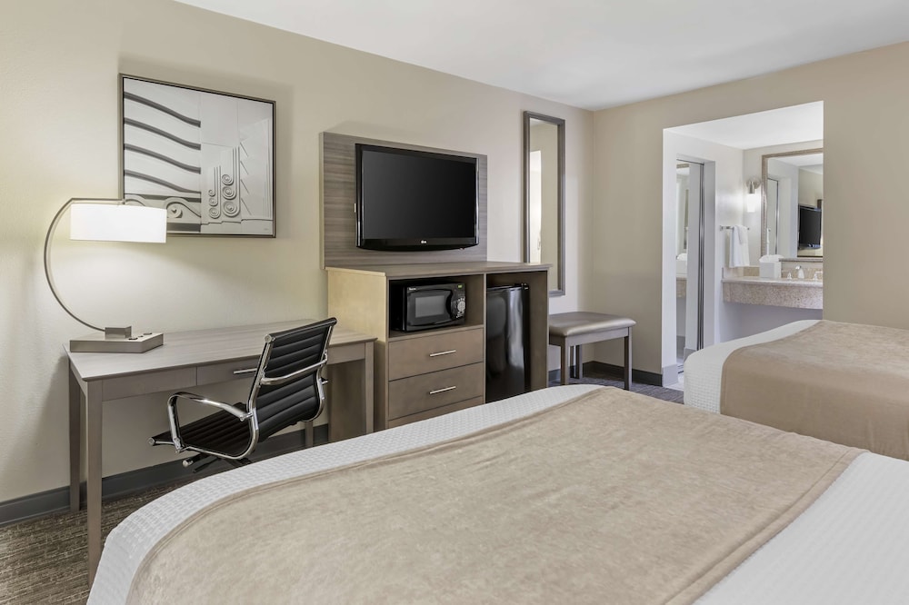 Deluxe Room, 2 Queen Beds, Non Smoking, Refrigerator & Microwave - Photo 3