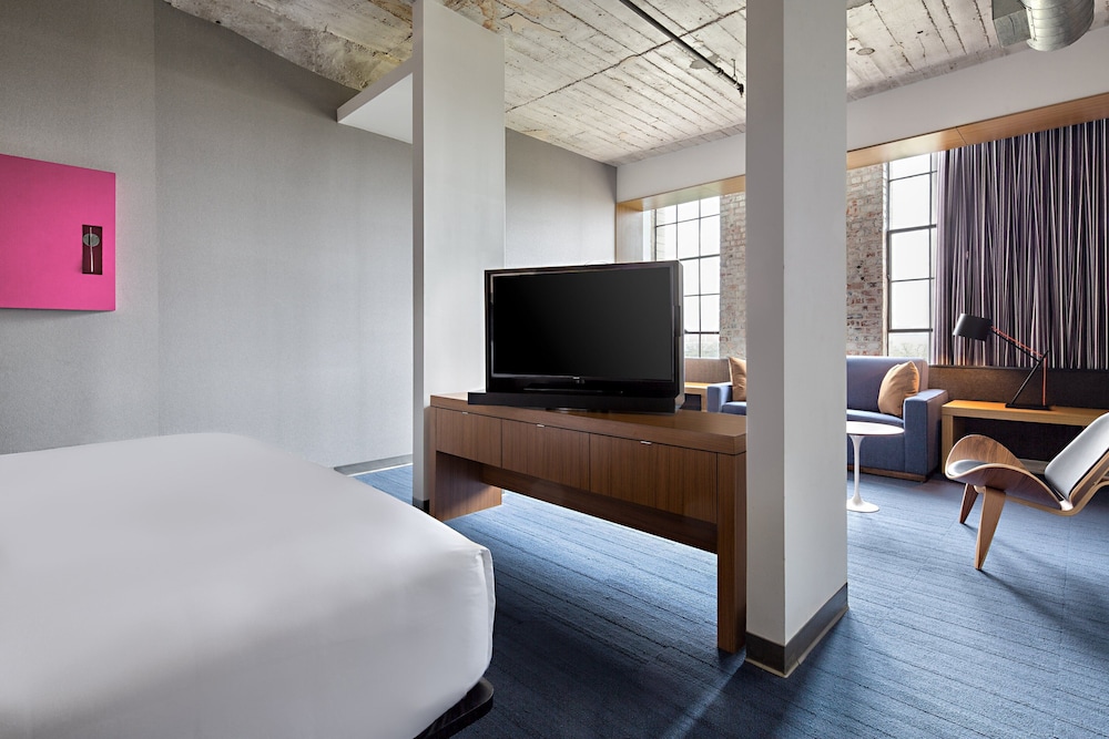 Suite, 1 King Bed - Photo 3