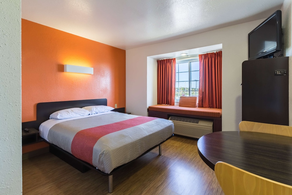 Deluxe Suite, 1 Queen Bed, Non Smoking, Refrigerator & Microwave - Photo 1