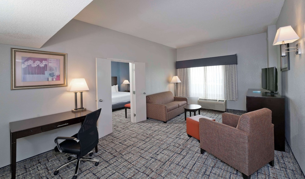 Suite, 1 King Bed, Non Smoking, Jetted Tub photo 1