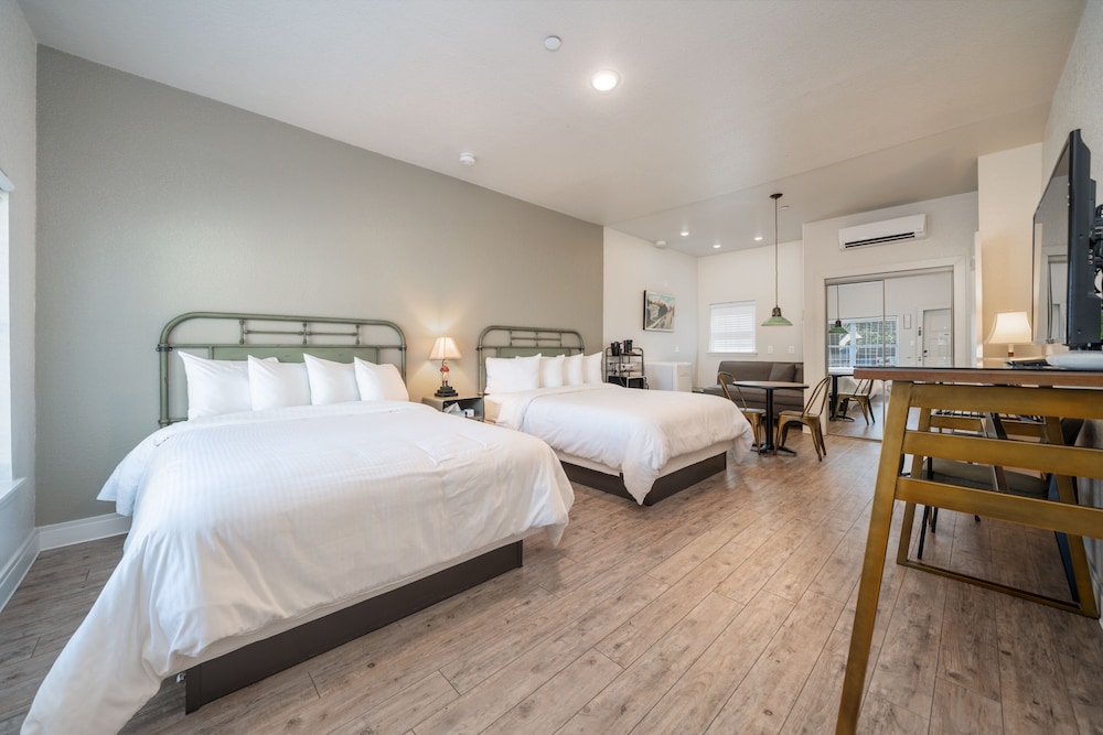 Superior Studio, 2 Queen Beds, Non Smoking photo 1