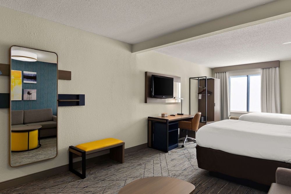 Suite, 1 King Bed, Non Smoking - Photo 3