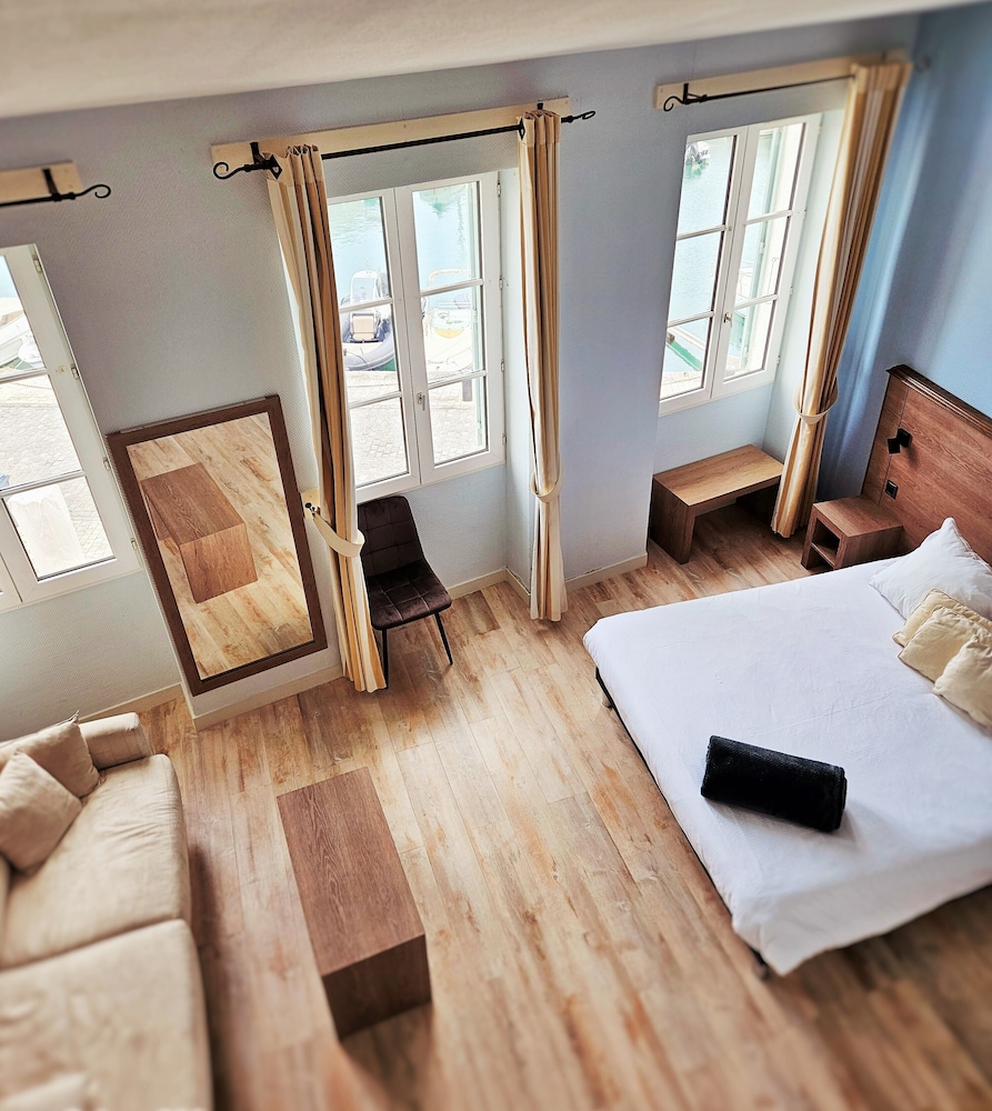 Suite, Harbor View, Mezzanine