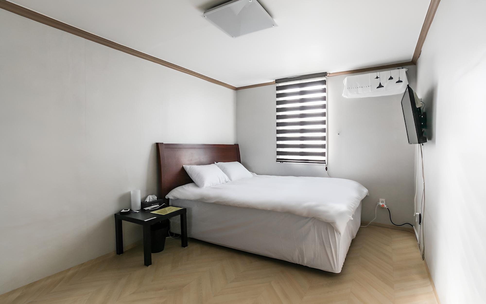 Room (Large bed room (Please check with the) photo 1