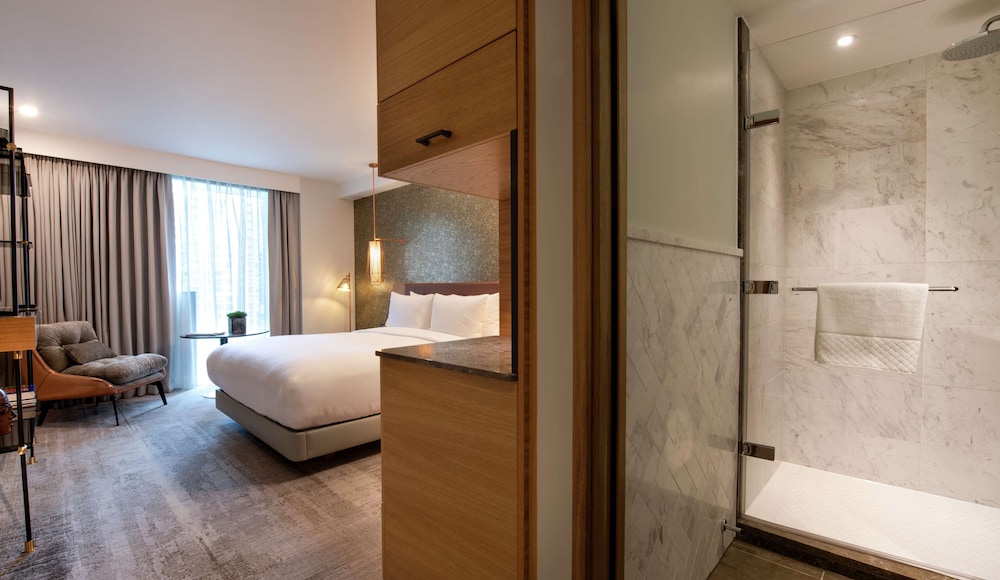 Superior Room with Canary Wharf View photo 2