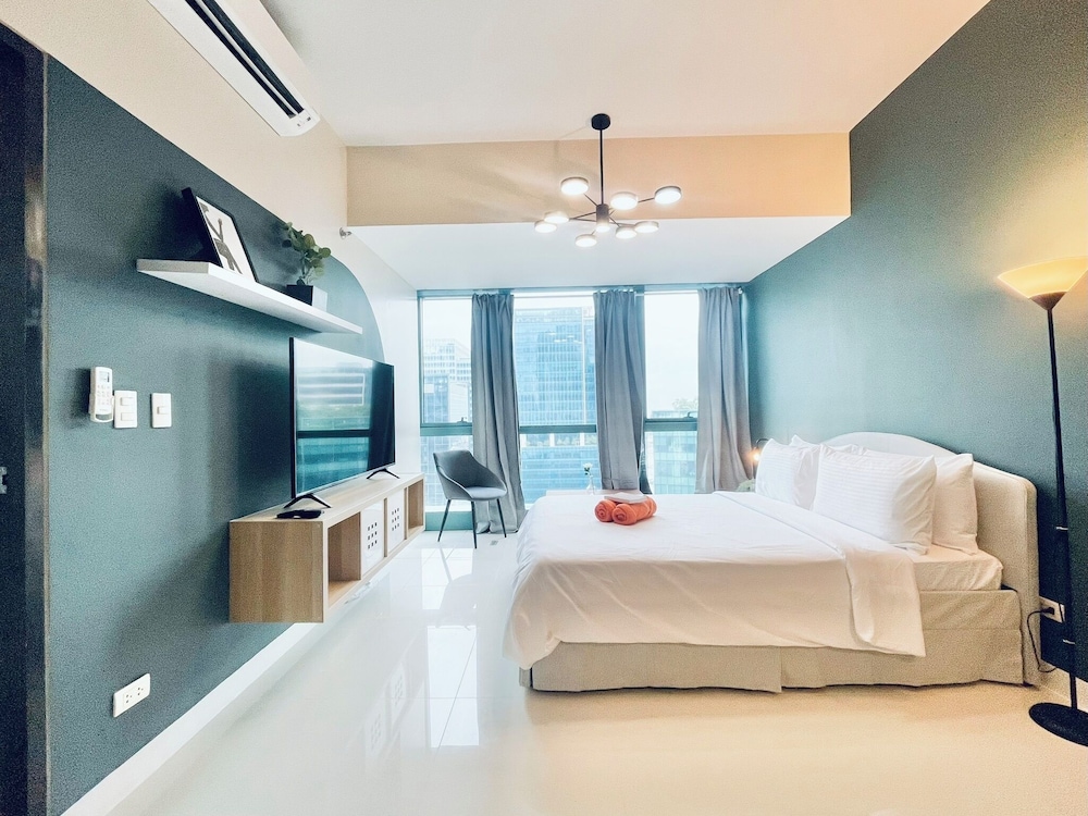 Deluxe Condo, City View photo 2