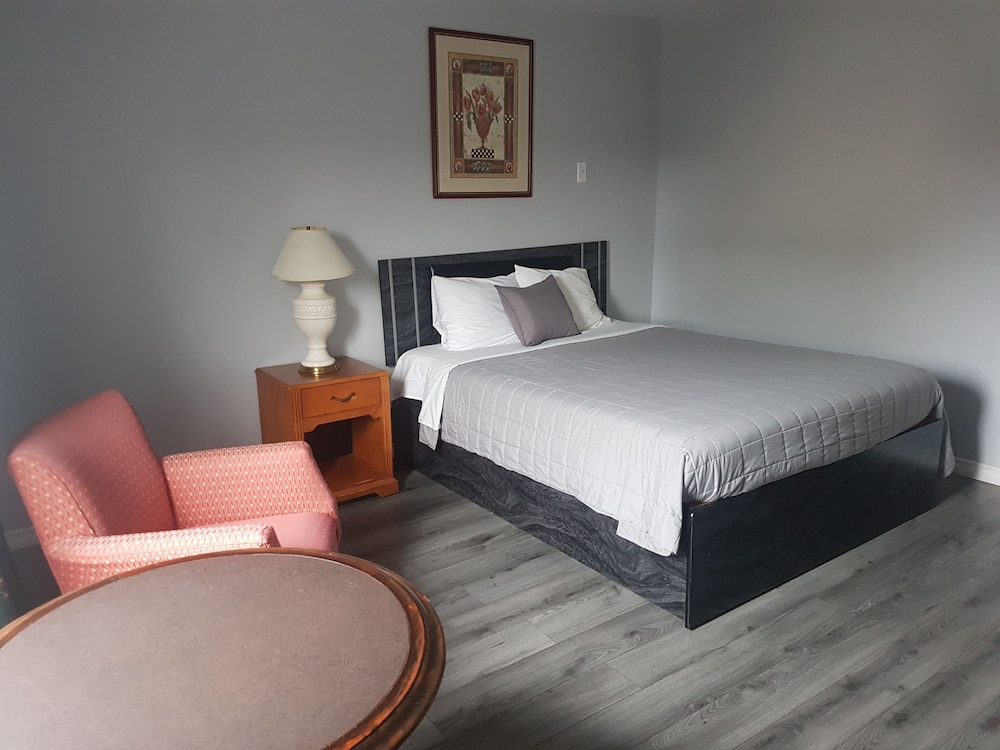 Jacuzzi Suite 1 Queen Bed photo 3
