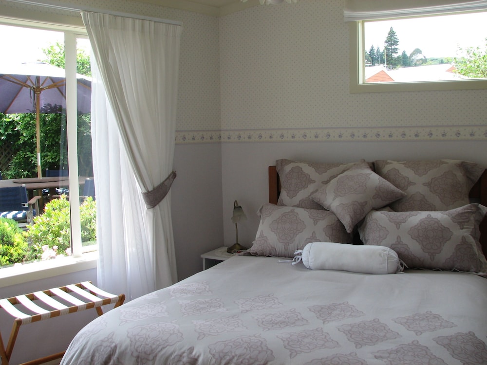 Lavender Queen - Free Wireless Internet + Full Breakfast photo 2