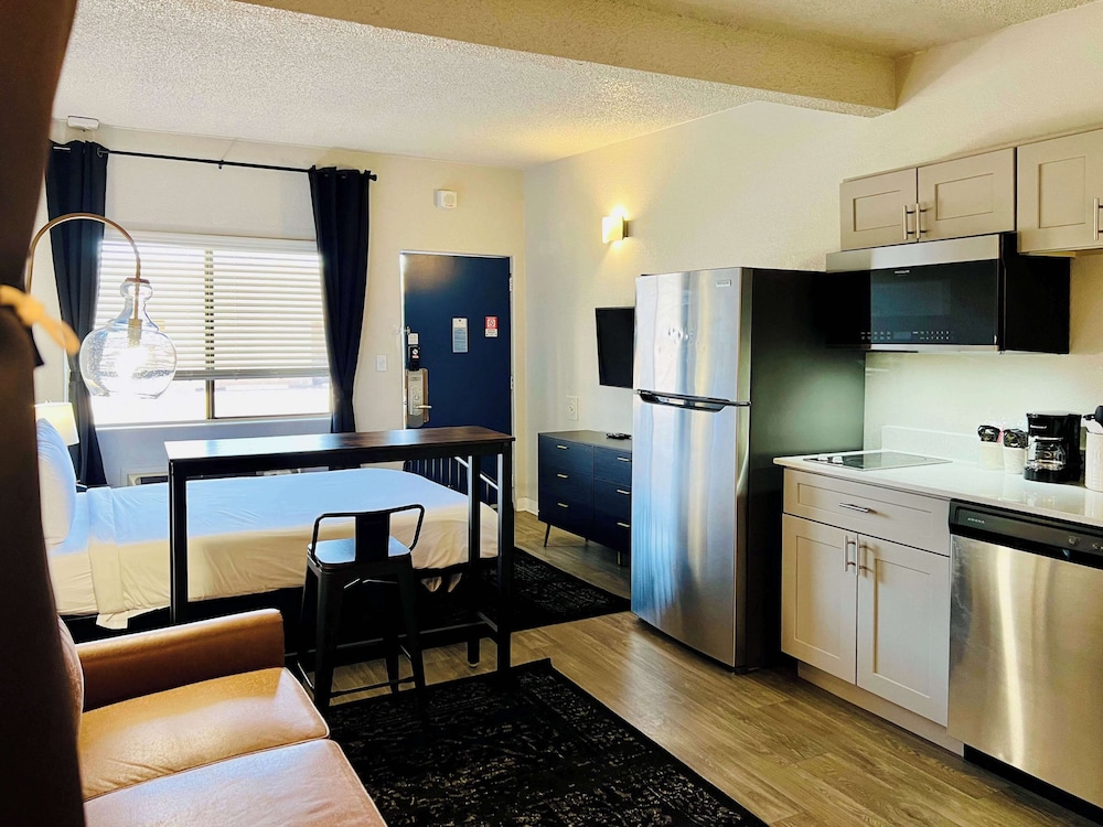 Deluxe Suite, 1 Queen Bed, Non Smoking, Kitchenette - Photo 1