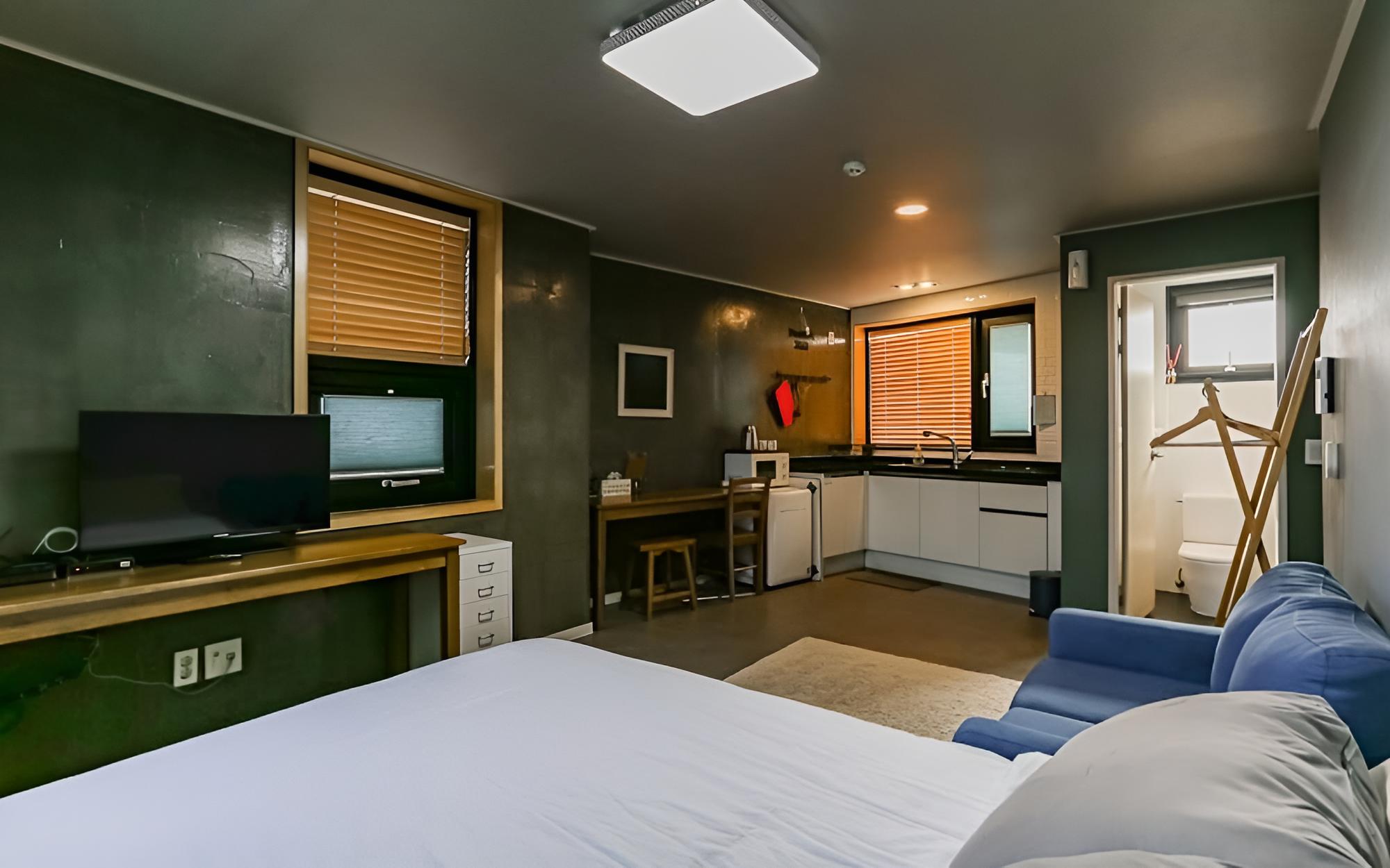 Room (Medium 1 (Damol 2)) - Photo 1