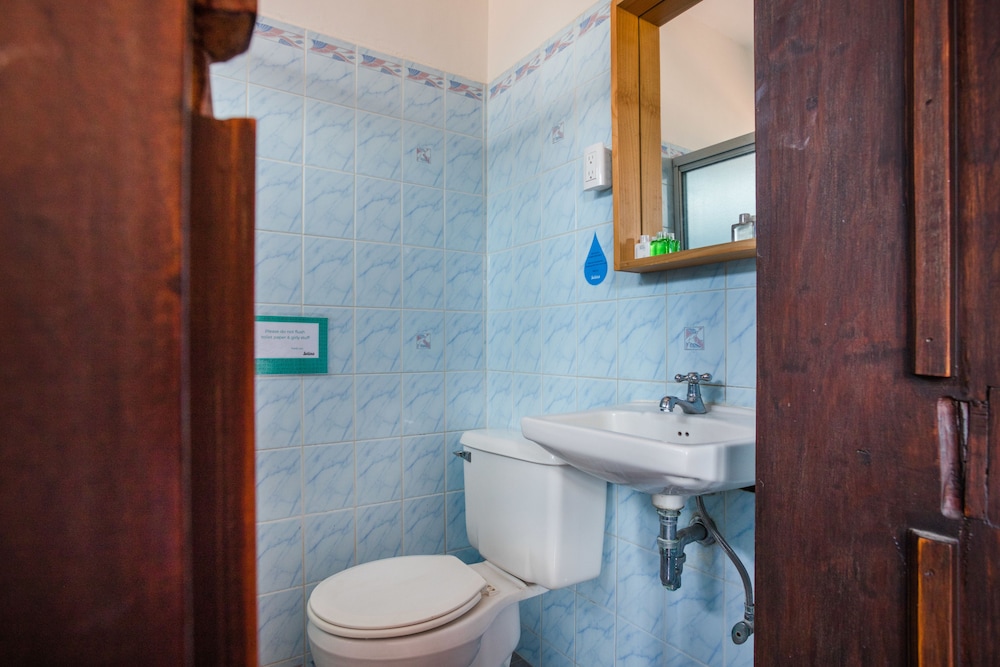 Compact Private Room, Shared Bathroom photo 3