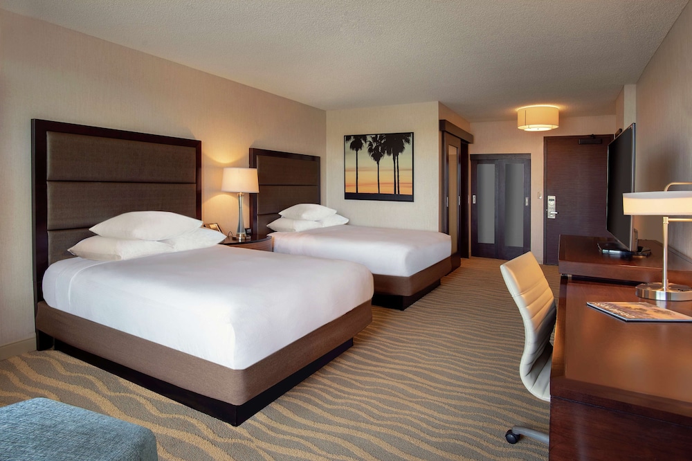 Room, 2 Queen Beds, Accessible, Non Smoking (Roll in Shower) - Photo 5