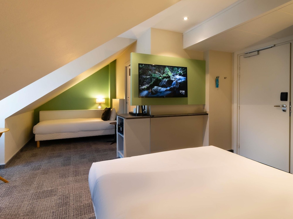 Room, Multiple Beds (Pop)