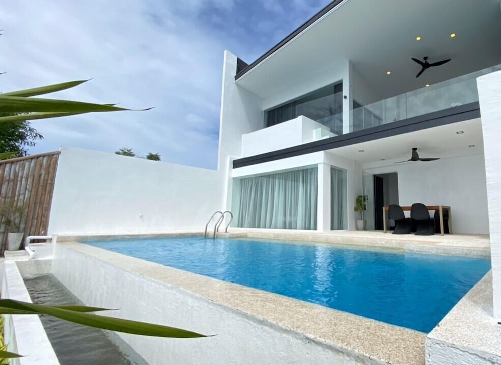 Executive Suite - Photo 14