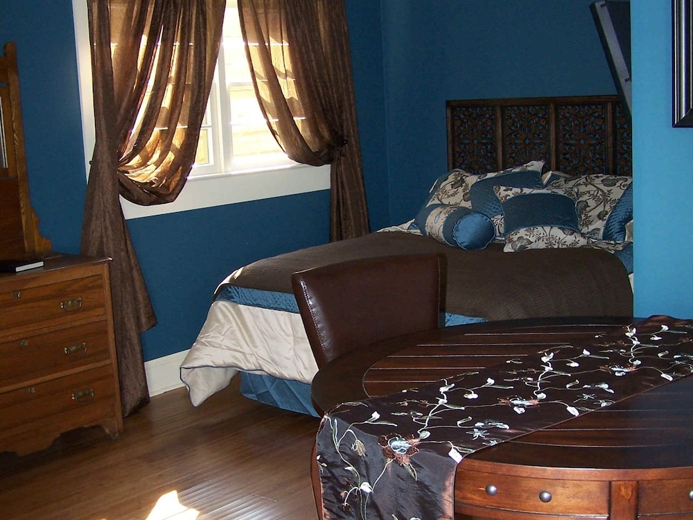 Standard Double Room, Ensuite (Emily Dickenson) photo 1