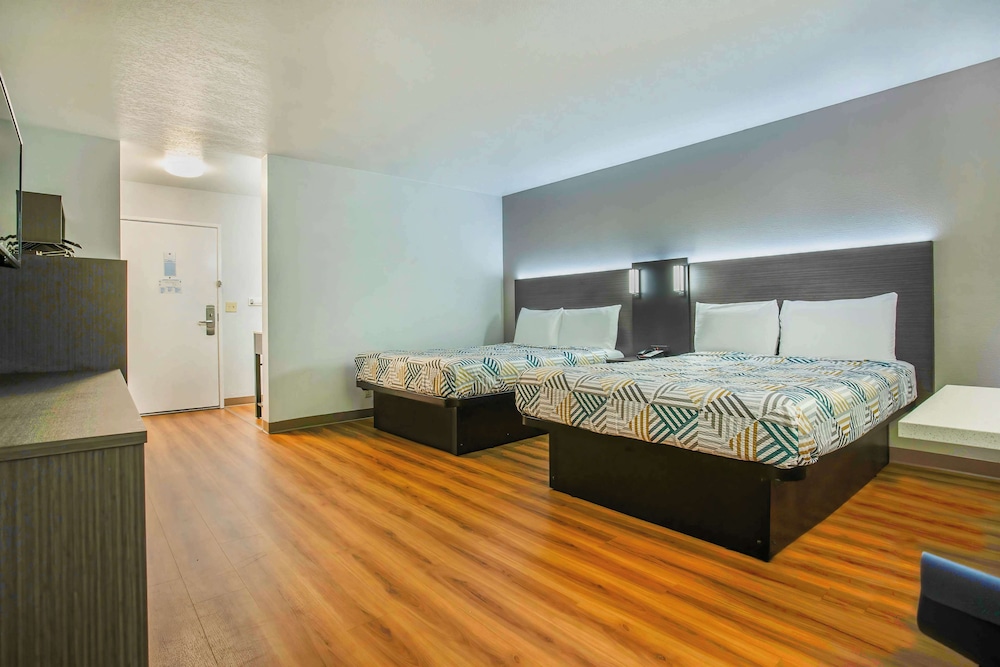 Standard Room, Multiple Beds, Non Smoking - Photo 4