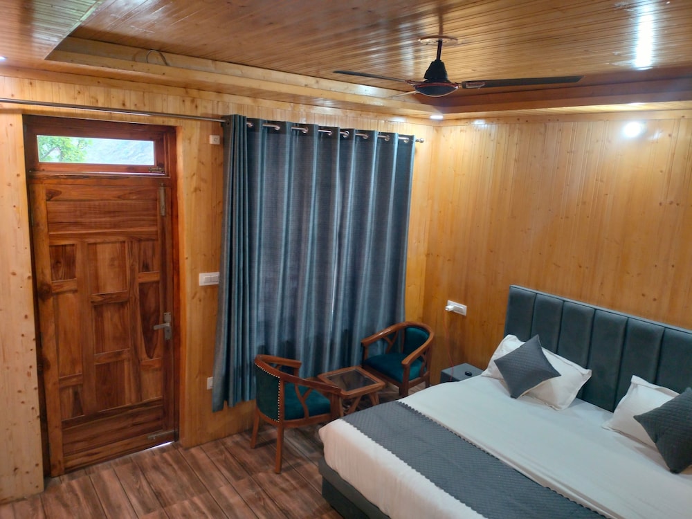 Deluxe Suite, Hill View