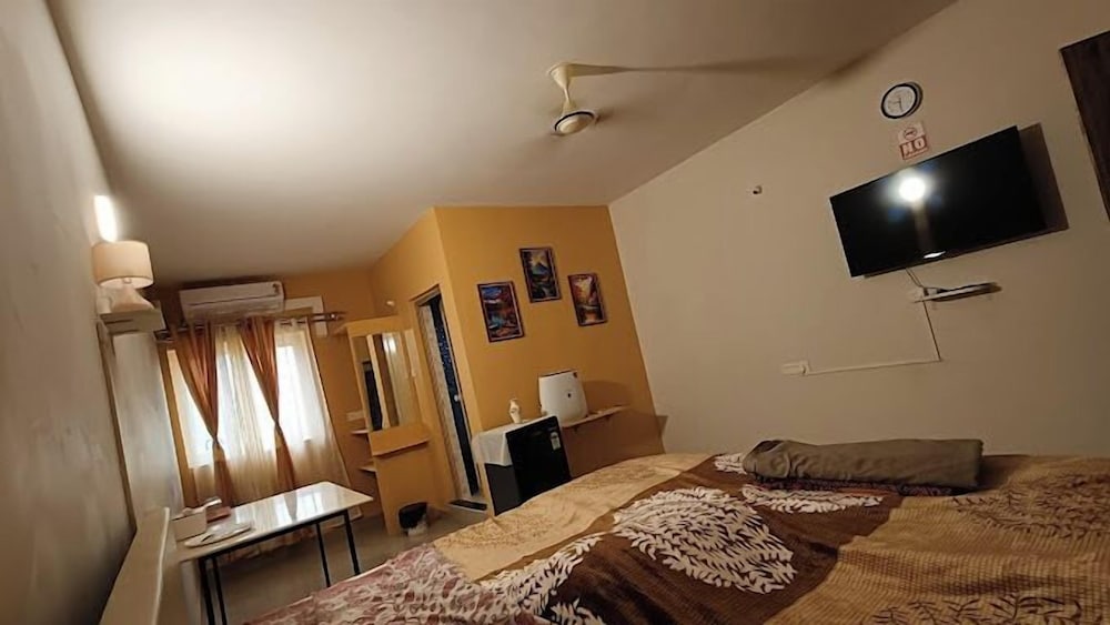 Deluxe Single Room, 1 King Bed, Balcony, Garden View