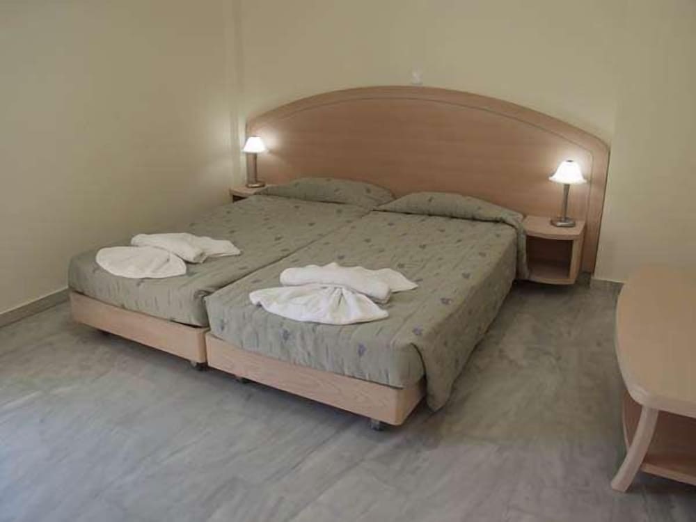 Family Room, 1 Bedroom - Photo 9