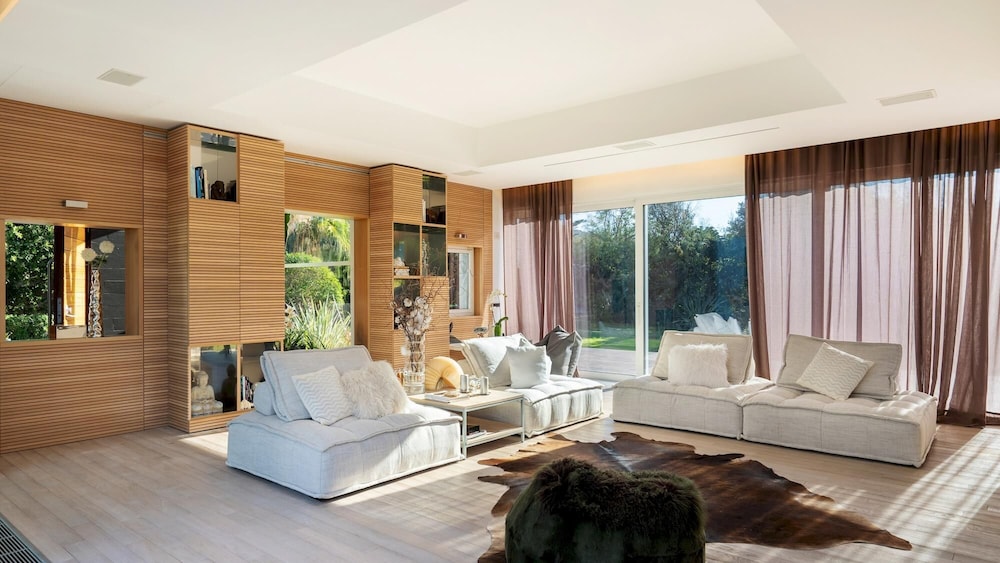 Villa photo 1