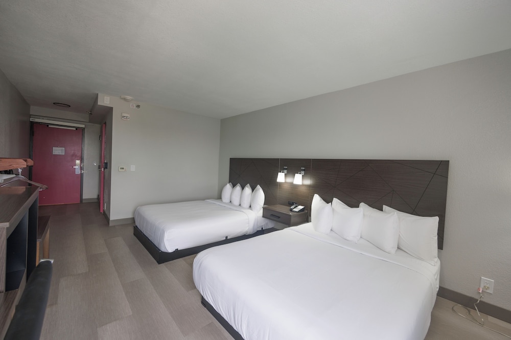 Standard Room, 2 Queen Beds, Accessible Bathtub photo 2