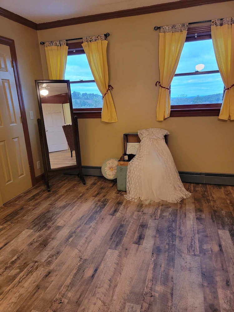 The Honeymoon Suite photo 3