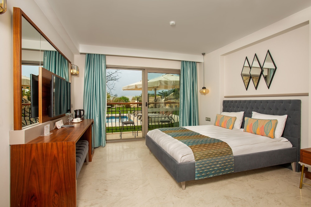 Junior Room, Pool View