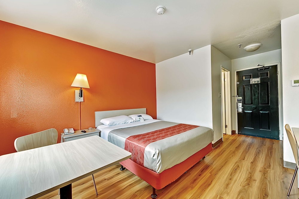 Deluxe Room, 1 King Bed, Non Smoking, Refrigerator photo 3