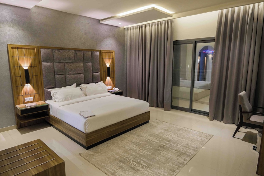 Executive Suite - Photo 13