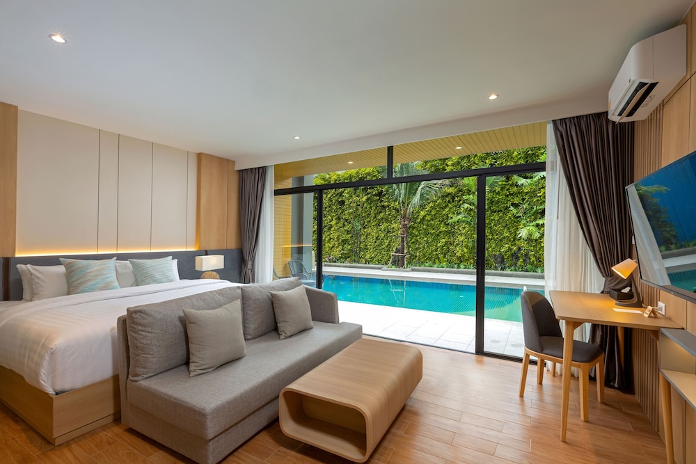 Deluxe Room, 1 King Bed, Pool Access - Photo 1