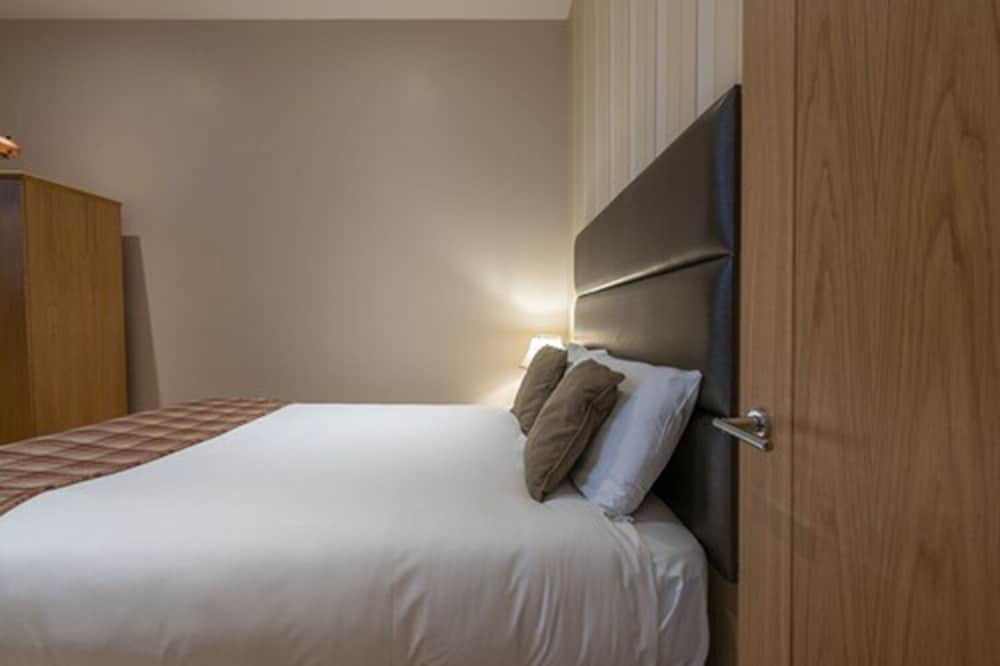 Superior Studio, 1 Double Bed, Annex Building (No lift access, £200 security deposit) photo 3