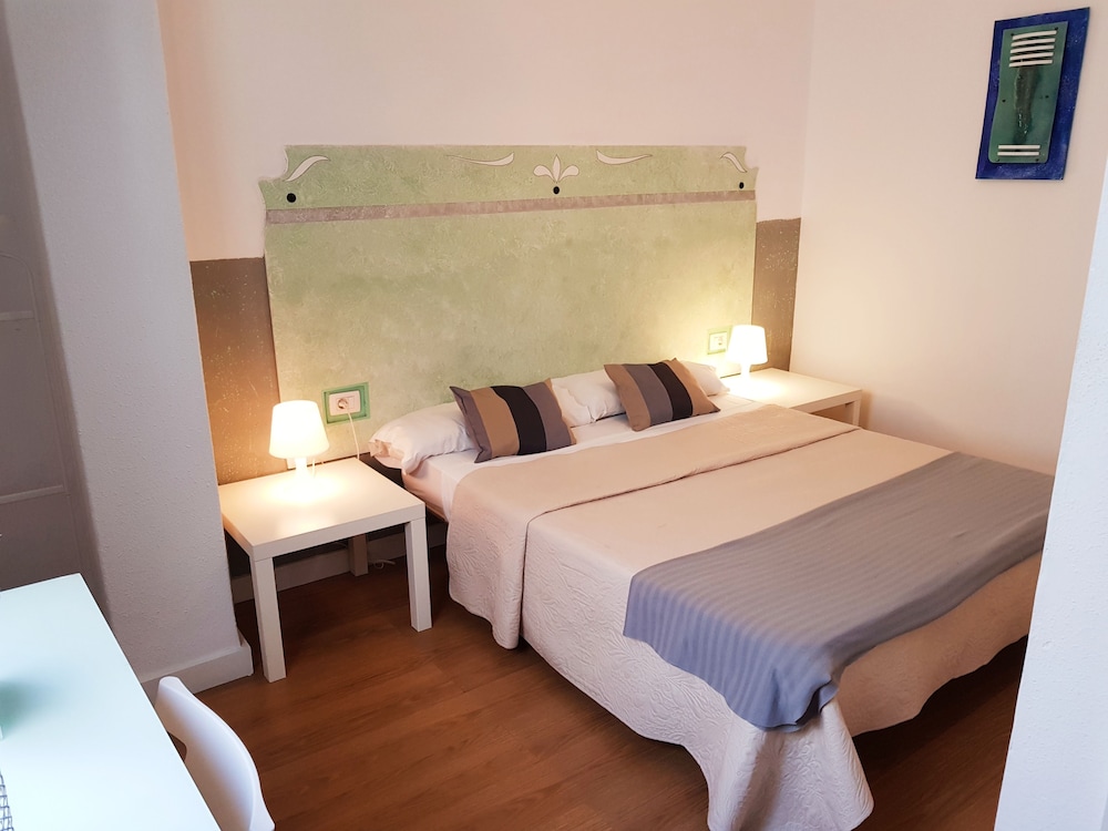 Basic Double or Twin Room - Photo 4